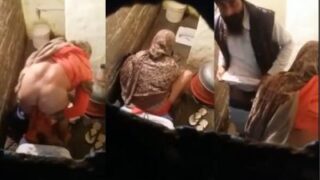 Desi Punjabi pasangan ngentot di toilet umum