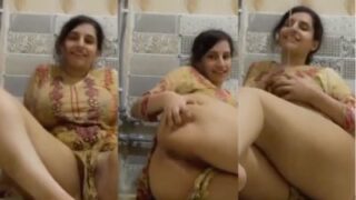 Gadis Pakistan montok telanjang di kamar mandi membuka lubang pantatnya.