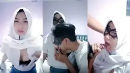 Jeslyn Cantik Jilbab SMA Mulus Ngewe Pacar di Depan Kamera
