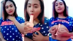 Mbak Iyem Colokin Dildo Jepit di Sela-Sela Toket Montoknya