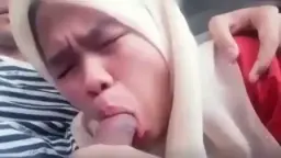 Ngewe cewek berkerudung di mobil, enak banget