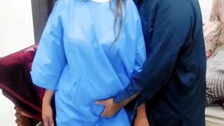 Pria ngerayu perawat dan ngewe dia di video xxx Pakistan