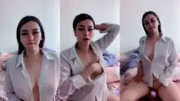 Rosalinda baju putih nakal, siap digebukin di ranjang.