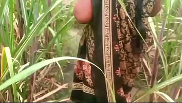 Ibu tiri dan anak tiri ngentot di luar rumah di desa