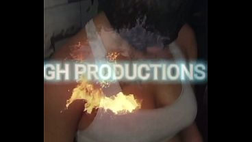 Ngentotin memek manis adik tiri sialan sementara temennya nonton