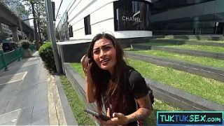 Montok mungil, janda Thai sangek, ngewe liar sama bule gede