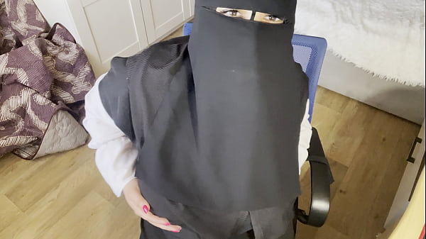 Seorang wanita Turki dengan mata memikat di balik hijabnya main-main di balik pantyhose basah.