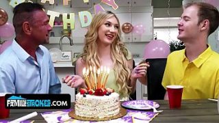Anak tiri mungil berdada alami, Daisy Lavoy, menggoda dan nunggingin bokap tirinya dengan gaya liar.
