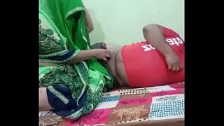 Desi Indian pasangan lagi ngewe gila di kamar, crot di mana-mana.