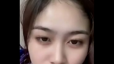 Perempuan Indonesia live, goyangin memek di depan kamera sambil ngos-ngosan pengen digenjot.