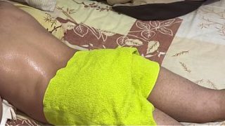 Ibu mertua montok bongsor bantu mantu, pijat panas berujung ke ranjang.