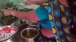 Ibu rumah tangga India main masak-masak sambil ngewe sama pacar di dapur.