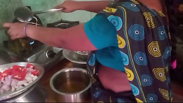 Ibu rumah tangga India main masak-masak sambil ngewe sama pacar di dapur.