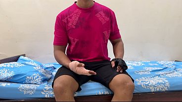 Ibu tiri bantu anak tiri yang luka mandi, malah godain dia. Akhirnya berujung ngisep kontolnya, sebelum digenjot keras.