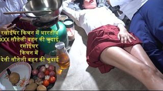 Rusuk dapur panas, ngentot memek tegang si mbak tiri India sambil bau bumbu dapur