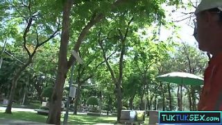 Bocah Thailand mungil digotong di Tuk Tuk, lalu digenjot habis-habisan.