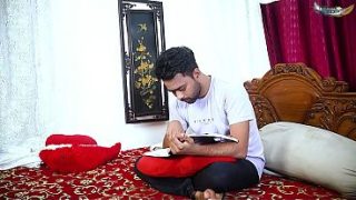 Ibu tiri montok seksi, ngentot keras sama anak tiri saat sepi di rumah, film penuh (suara Hindi).