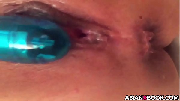 Cewek Asia digoyang mainan memek