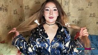 Gadis gemoy Rusia paha gede mainin memek sempitnya pake dildo dalem