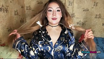 Gadis gemoy Rusia paha gede mainin memek sempitnya pake dildo dalem