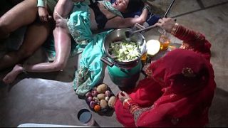 Ibu tiri dapur XXX, masakan India, ibu tiri desi dalam bahasa Hindi, ibu tiri desi yang bikin greget di dapur.