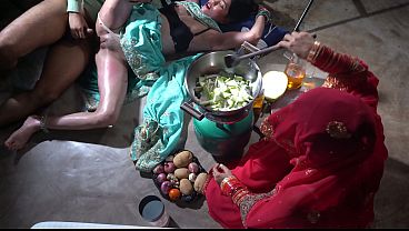 Ibu tiri dapur XXX, masakan India, ibu tiri desi dalam bahasa Hindi, ibu tiri desi yang bikin greget di dapur.