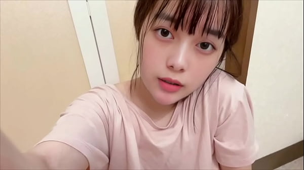 Mama lagi tidur, pas mandi bau badan, gw colmek sambil megang-megang memek, crot sendiri.