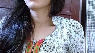 Pemilik rumah ngewe sama tukang listrik di ruang tamu, suara napasnya bikin tembok ikut basah.