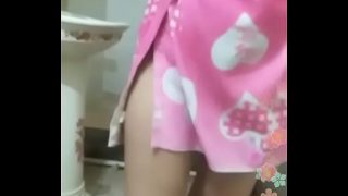 Desi di kamar mandi, basah kuyup, siap digoyang