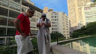 SHEIK ÁRABE PISOU NO BRASIL NA COPA, JUNTO COM O GUIA PEGARAM AS TORCEDORAS GOSTOSAS DO HOTEL, METERAM ATÉ O CUZINHO DESSAS VAGABUNDAS – COMPLETO NO RED