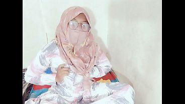 Tante seksi Indonesia lagi viral colmek pake botol, bikin makin ngiler