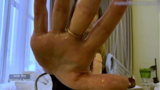 Jilat habis dari tanganku, dasar suami pengecut! | Russian JOI | Teks Bahasa Inggris