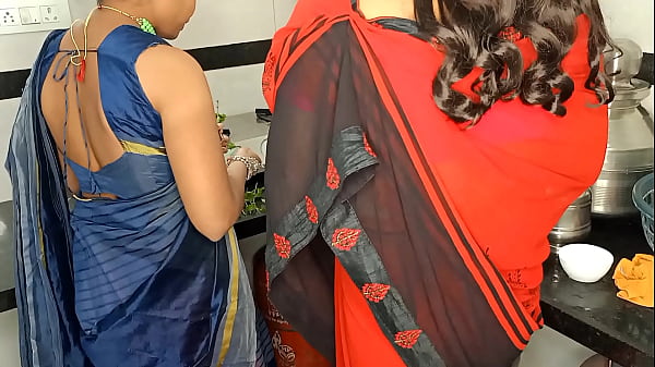 Komal dan ibu mertuanya lagi sibuk mainin alat-alat dapur, sambil sesekali saling sentuh basah-basahan.
