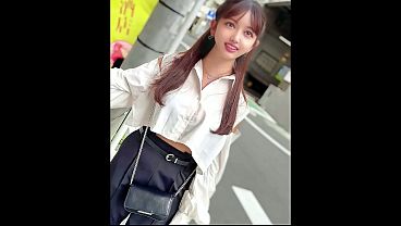 Goyangin bokong di majalah, cewek campuran Filipina-Jepang umur 18 tahun, bikin keluar air liur.