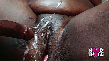 Dua kontol besar ngecrotin pantat gendut montok ibu tiri Afrika