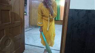 Pembantu malu-malu tapi toket gede ngewe bosnya, seru banget pake audio hindi.