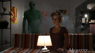 Ibu rumah tangga kesepian dapat penyelidikan dalam dari alien pas malam Halloween.