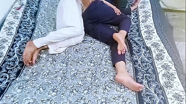 Desi lugu manis ngenes pertama kali ngerasain kontol di desa