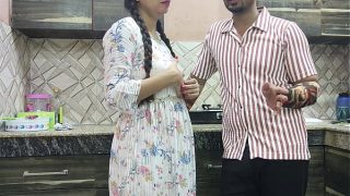 Desi jija sali ngewe panas di dapur, cakep-cakepan romantis pake omongan Hindi kotor, crot dalem!