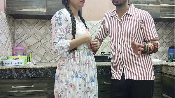 Desi jija sali ngewe panas di dapur, cakep-cakepan romantis pake omongan Hindi kotor, crot dalem!
