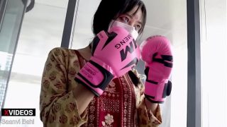 Desi petarung UFC cewek pukul kayak pro, bikin makin greget dan panas.