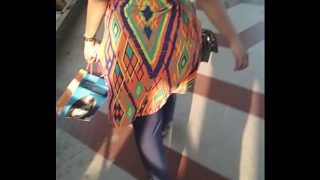 Bokong besar ibu-ibu India jalan goyang bikin makin pengen