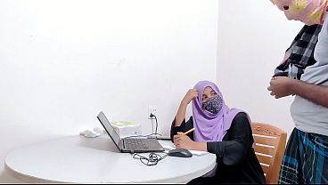 Bankir cantik berjilbab digarap habis-habisan sama petani desa, desi ngentot panas