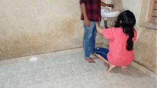 Bhabhi ne jawaan plumber se apni chut ki pyaas bujhayi! XXX Plumber Sex Hindi mein garam awaaz mein