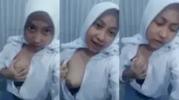 Abg hijab SMA pamer pentil di toilet sekolah