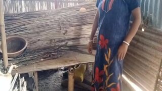 Bini bihari babu ngebut malkin di gubuk luar, ngegas sampe basah semua