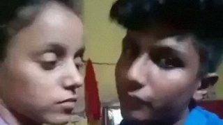Ciuman dan rabaan mesra pasangan desa India
