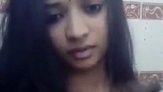 Desi istri Priya foto selfie panas bikin ngilu