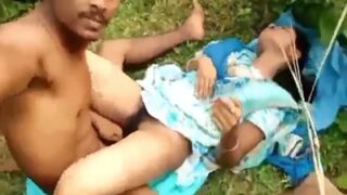 Desi mesum ngewe pacar orang di semak-semak