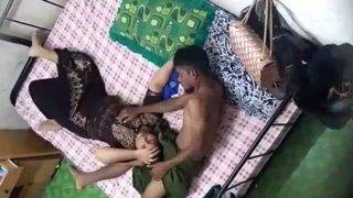 Desi MILF ketahuan ngintipin bocah kuliahan, langsung main seru di kamar.